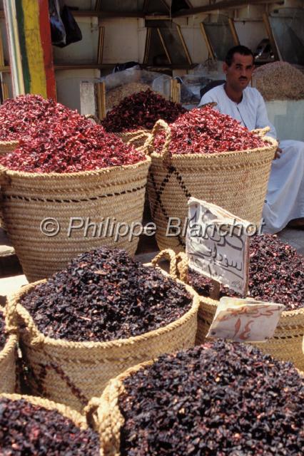 egypte 25.JPG - Vendeur de karkadé (hibiscus), variété égyptienne et soudannaiseMarché Assouan, Egypte